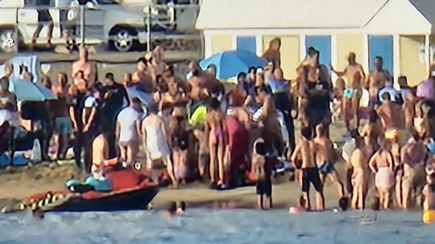 La Policía escolta al hospital a un bañista en parada cardiorrespiratoria tras un ahogamiento en Las Canteras