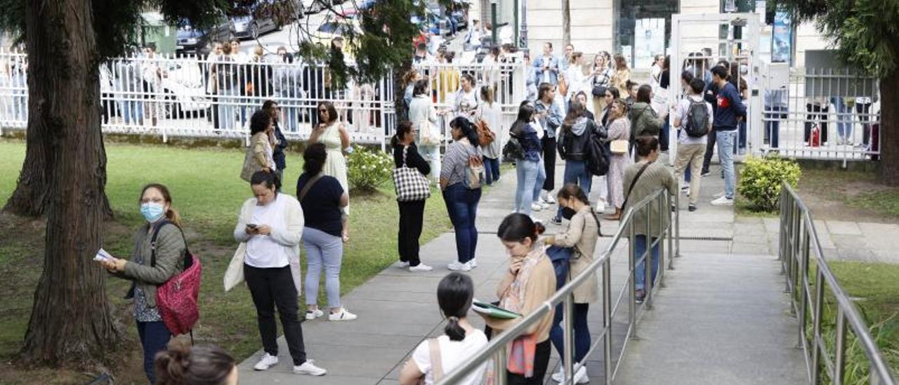 Los opositores esperan en el exterior del IES Politécnico para las pruebas de la tarde.