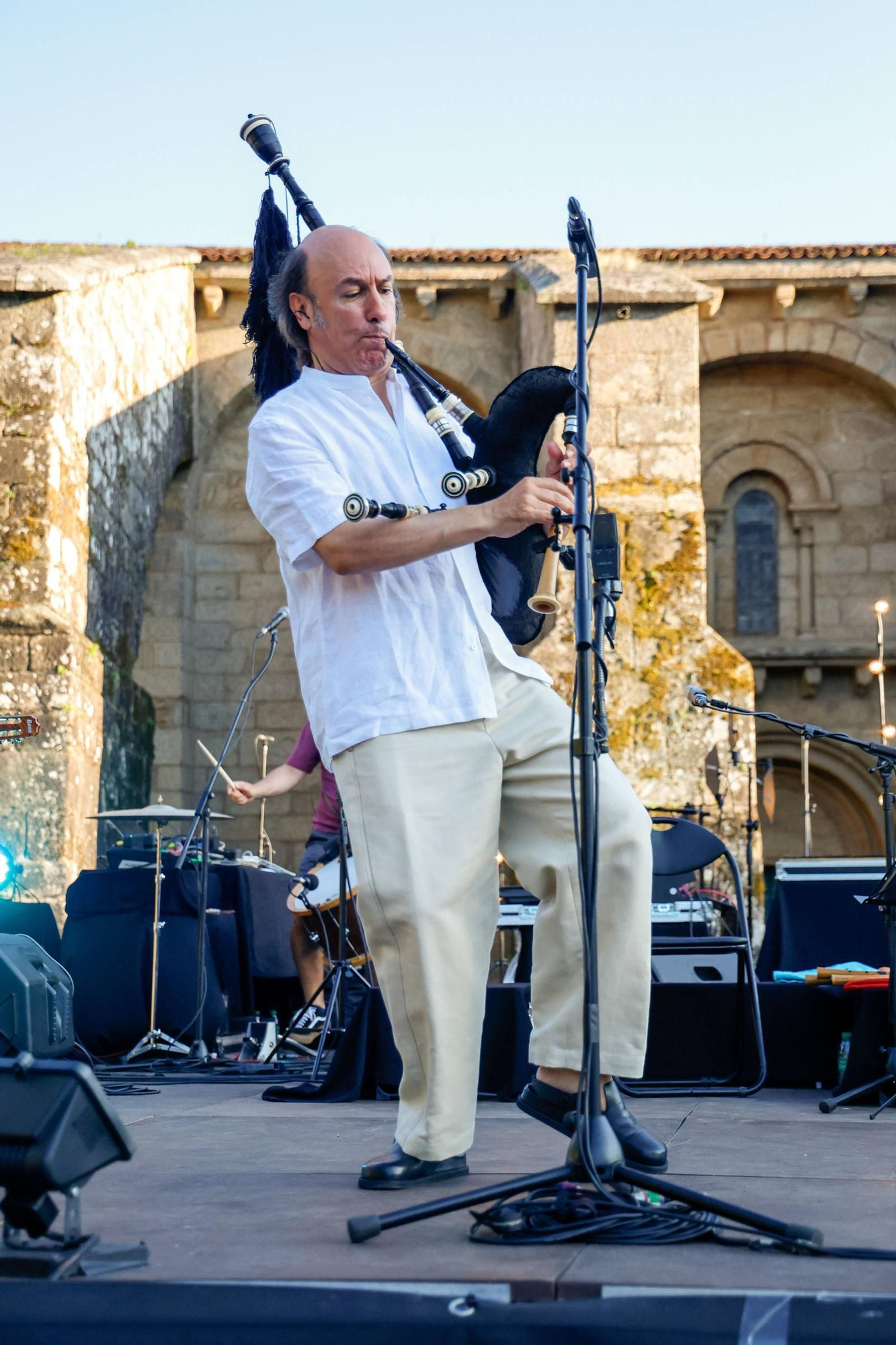 Carlos Núñez pechou o festival Folk na Beira do Sar cun concerto máxico na Colexiata