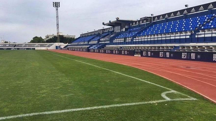 El interior del estadio de fútbol, antes de su clausura por riesgo de derrumbe en 2021.