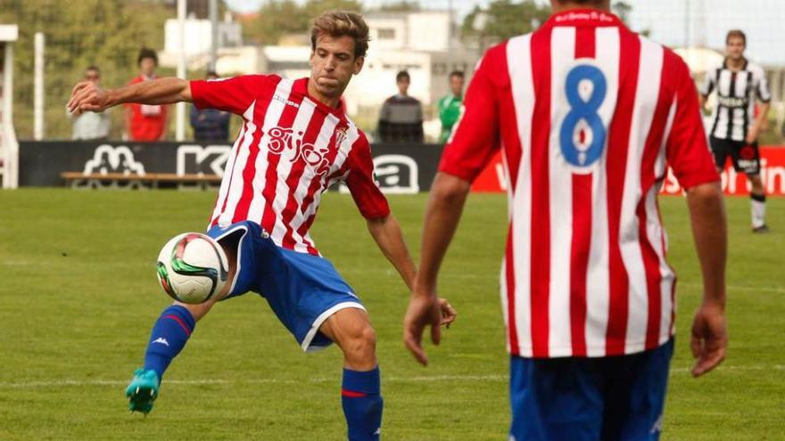 Arques controla un balón ante Dreyer, de espalda.