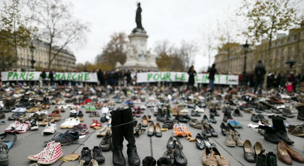 Miles de zapatos vacíos toman la plaza de la República de París en señal de protesta.