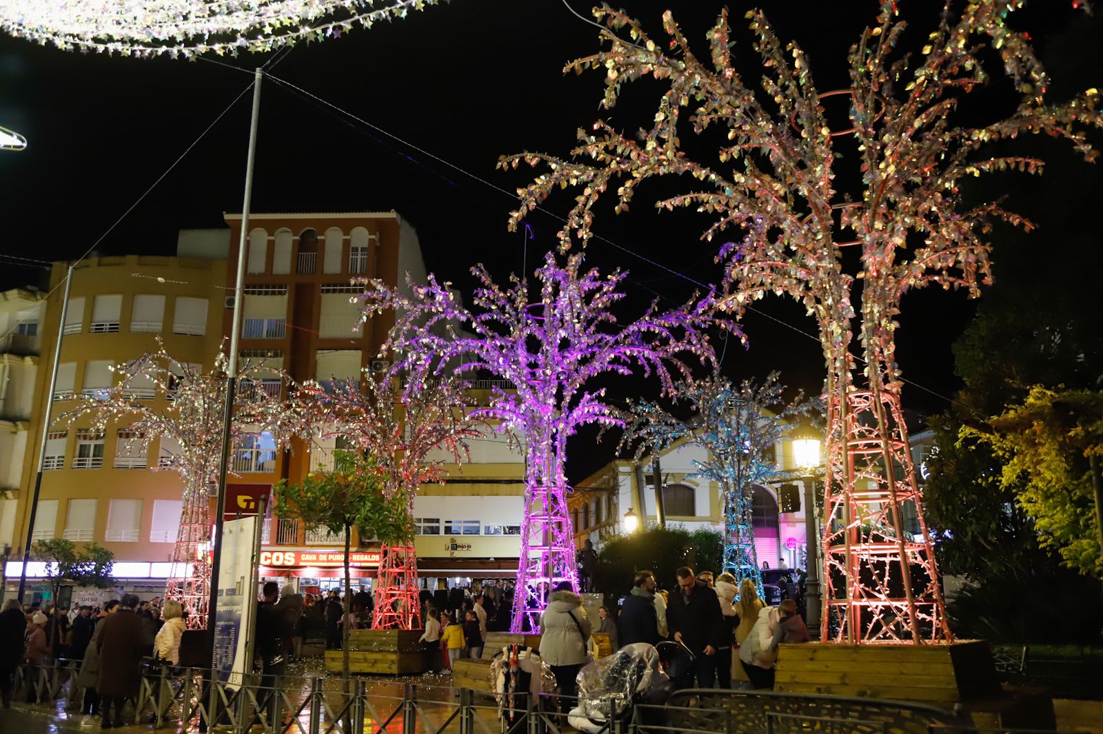 Puente Genil ilumina la Navidad con el estreno mundial de Ecogreenlux