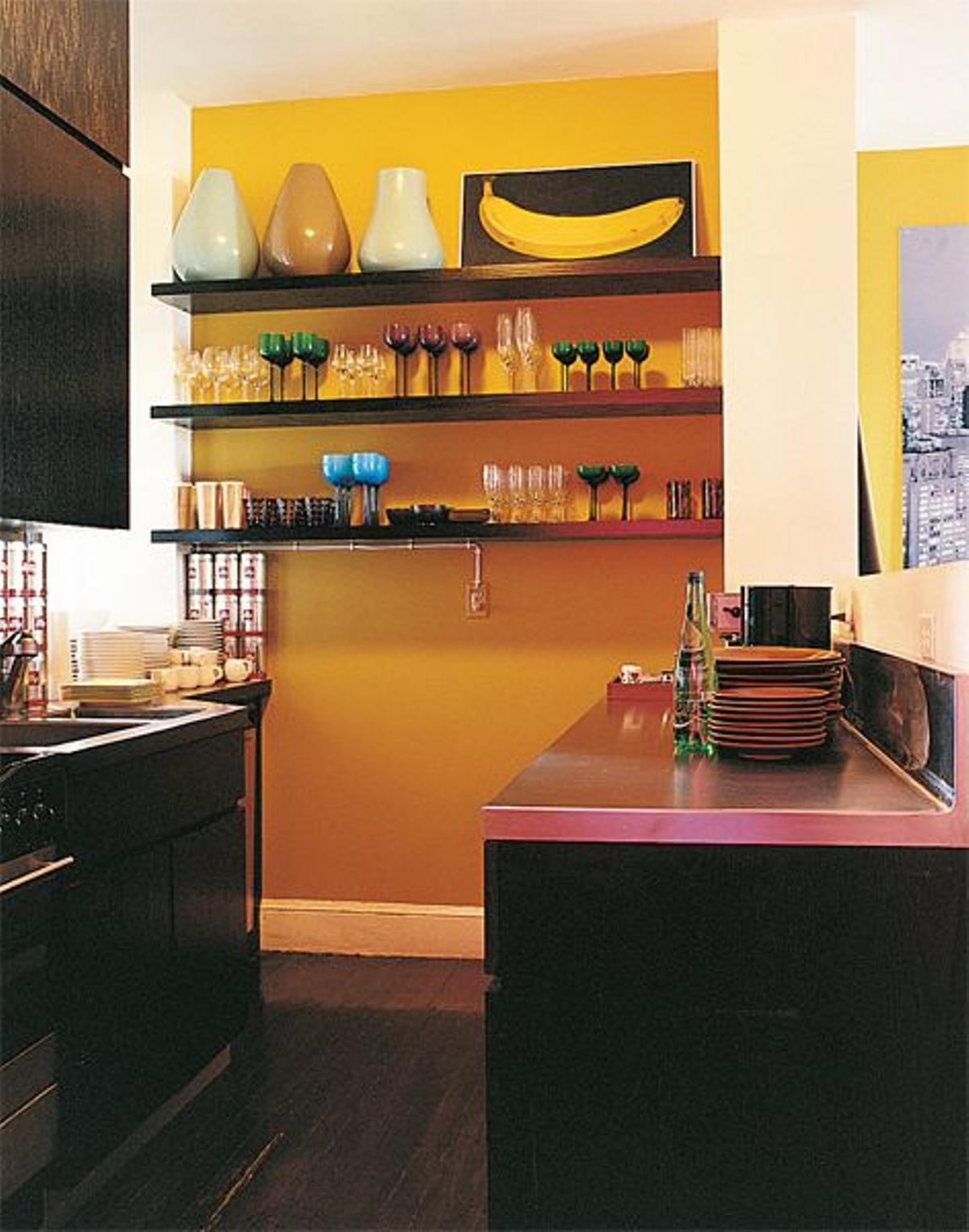 Pop actualizado. En la cocina, las paredes se visten de un amarillo brillante para dar cabida a mód
