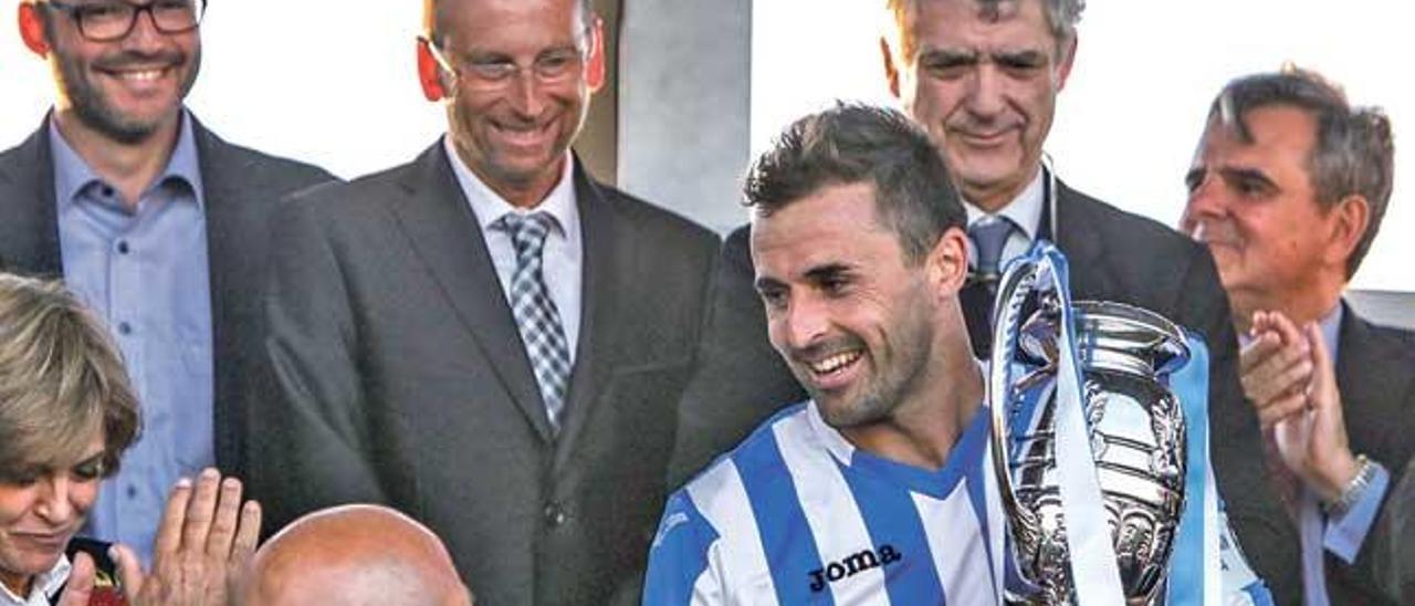 Esteban es felicitado en el palco tras recibir la Copa Federación de manos de Ángel Villar.