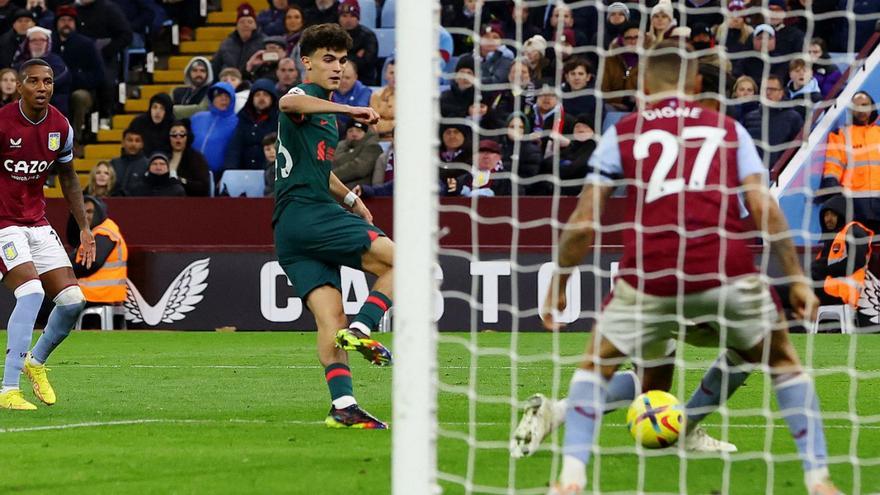 Stefan Bajcetic remata con la izquierda para anotar su primer gol en la Premier. |  // PAUL CHILDS