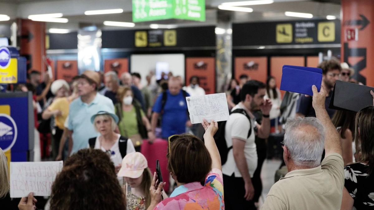 Una jornada de las de millar de vuelos en el aeropuerto.