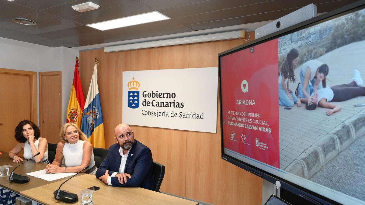 De izquierda a derecha, Noemí González, Esther Monzón y Pablo Jorge Pérez, durante la presentación de la iniciativa.