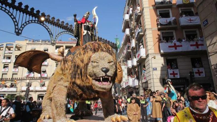 El capitán moro de la Filà Realistas desfiló sobre una carroza articulada y en forma de león que entusiasmó a los espectadores.