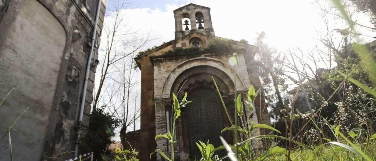 La capilla de Santa Bárbara, con el pórtico románico de la desaparecida iglesia de La Vega.