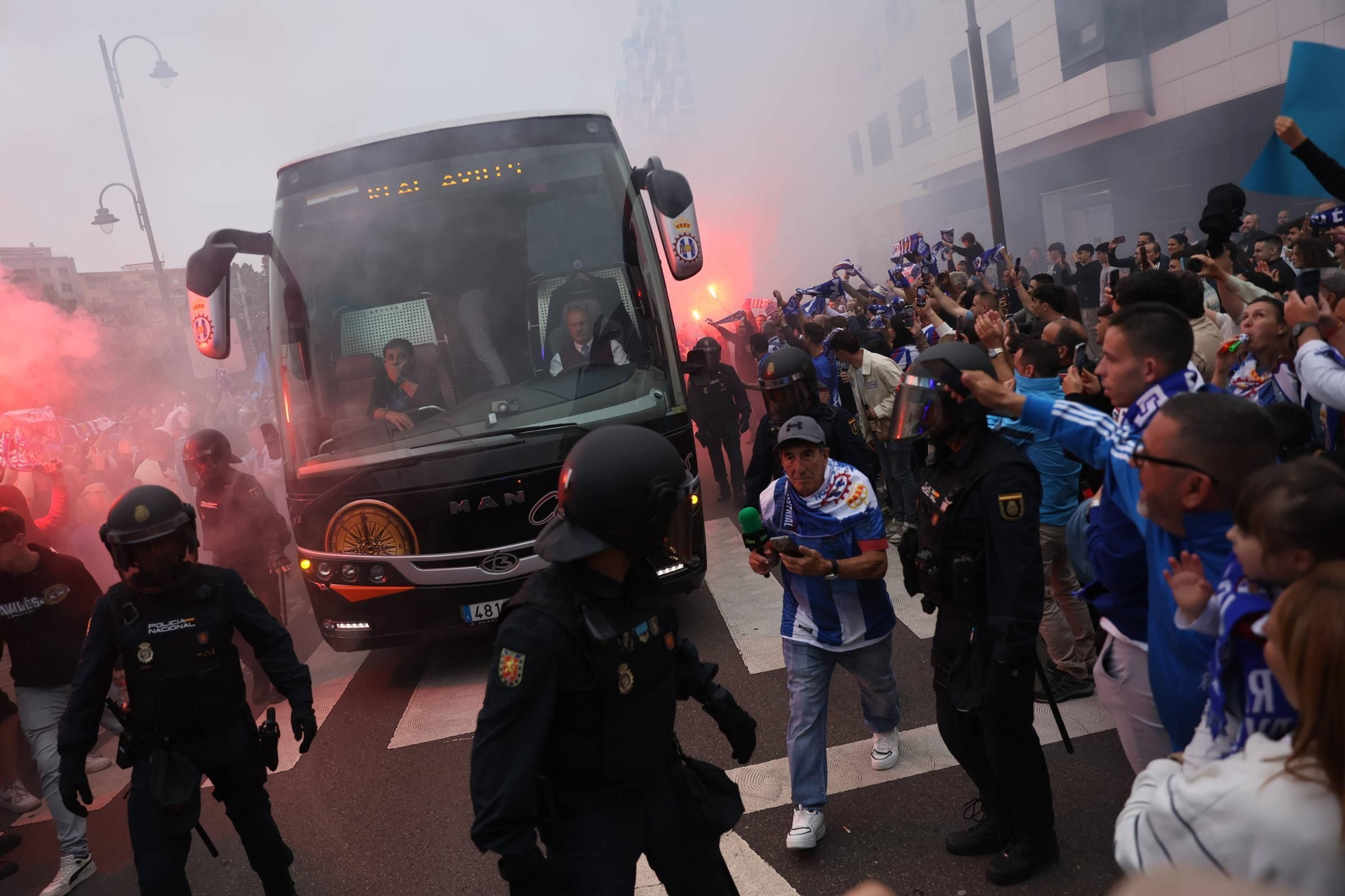 EN IMÁGENES: Avilés se tiñe de blanquiazul para la final por el ascenso ante el Rayo Majadahonda