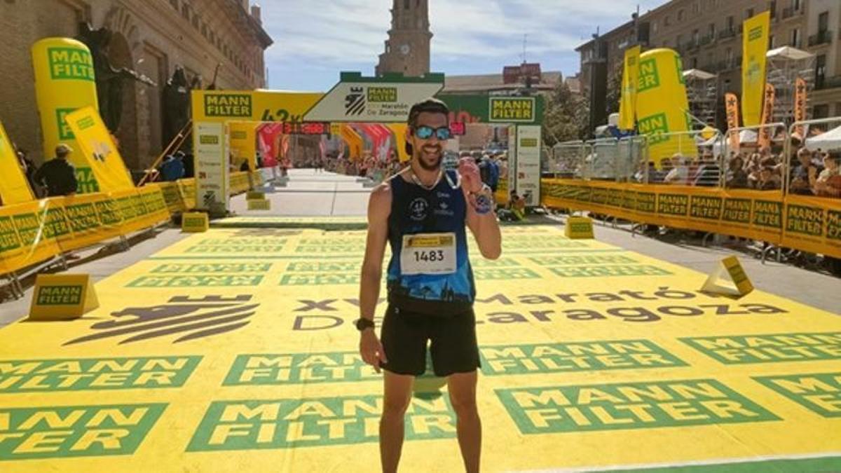 Javier Acero, exultante, tras terminar la prueba en Zaragoza.