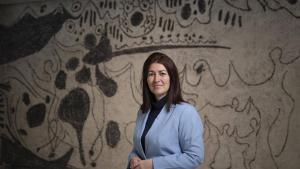 Degana del COAC, Col·legi Oficial d’Arquitectes de Catalunya, Sandra Bestraten. En la foto, delante del mural ‘la sardana’ , de Picasso, ubicado en el interior del COAC. Barcelona, 4 de junio de 2026. Fotografía de Ferran Nadeu
