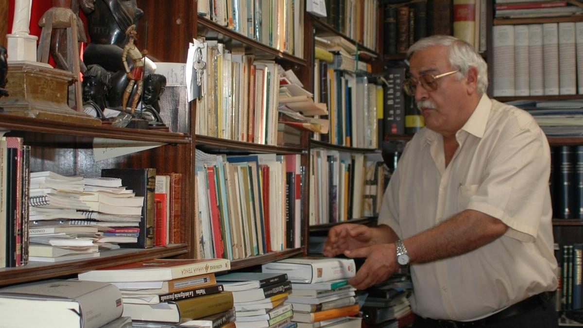 Gerardo González Calvo en su biblioteca de Madrid