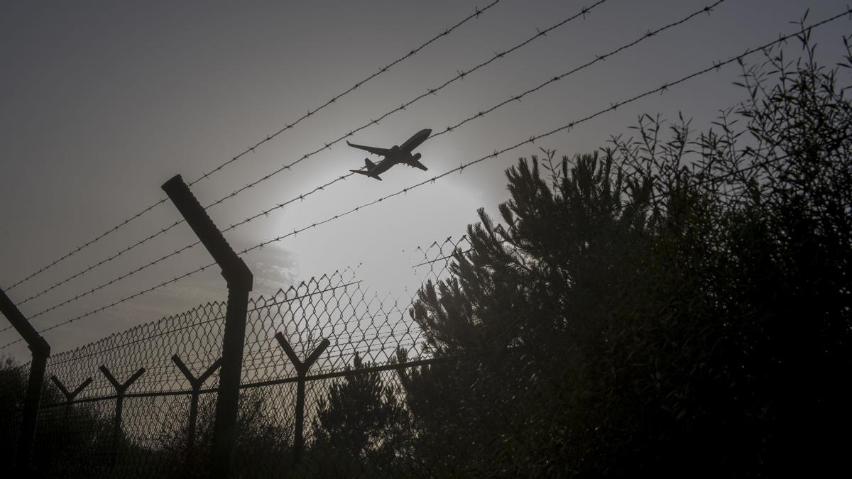 Un avión despega sobrevolando la zona de la Ricarda