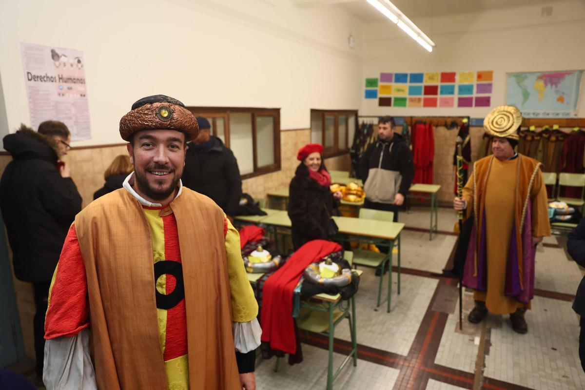 Reportaje con las pruebas de los trajes de la comitiva de los reyes Magos en la Cabalgata de Oviedo. Quedamos a las 16:45 en la puerta del Alfonso con uno de los grupos que va a desfilar