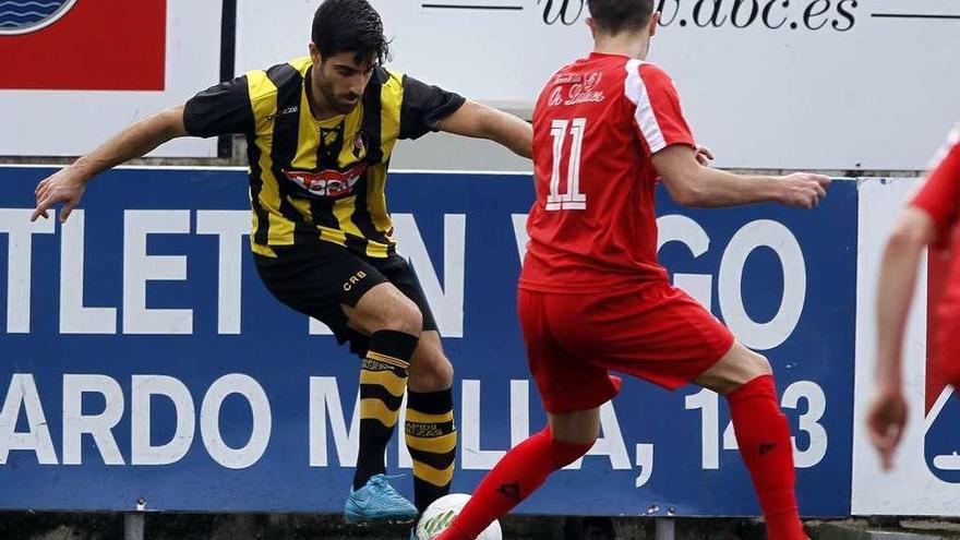 Jesús Varela, del Rápido de Bouzas, controla el balón ante la presión de un jugador rival. // Ricardo Grobas