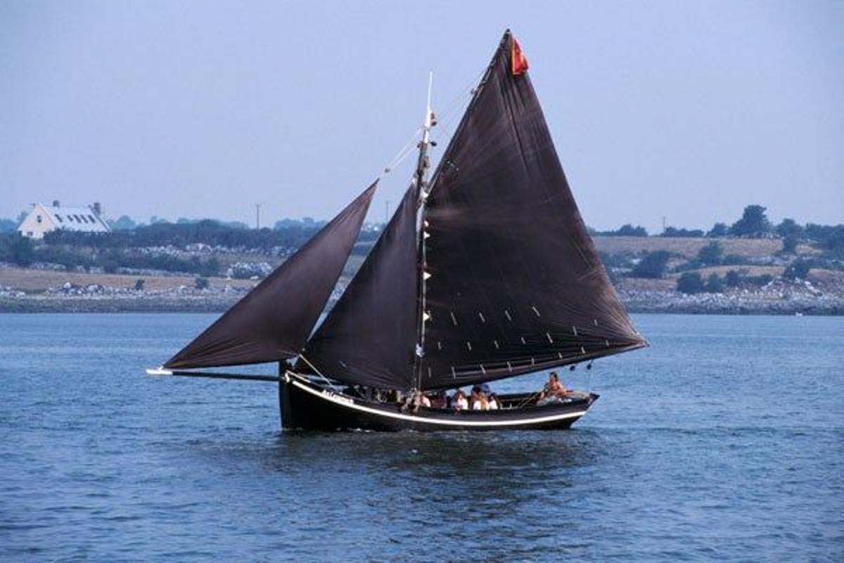 El barco de pesca tradicional que se utiliza en la bahía de Galwayen Irlanda se conoce como Galway Hooker.
