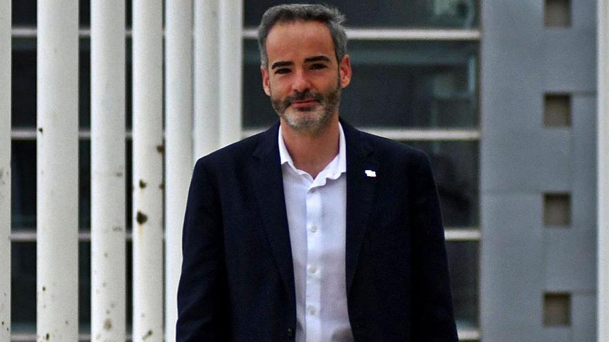 Samuel Baixauli, frente a la Facultad de Economía y Empresa.