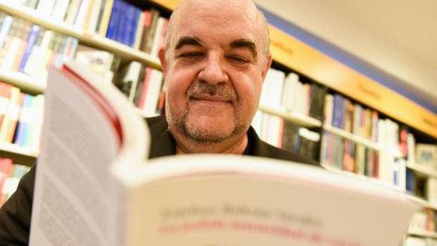 Esteban Beltrán, ayer en la Librería Cervantes de Oviedo.