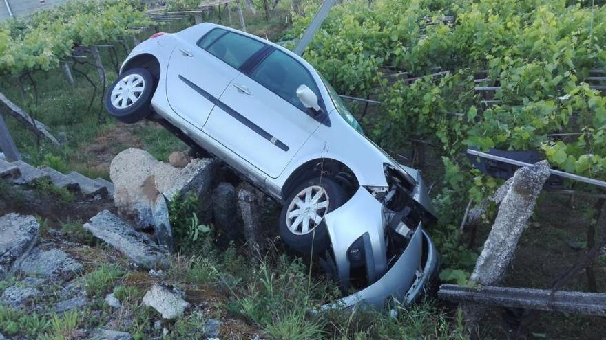 El coche accidentado sobre la viña en la N-550.