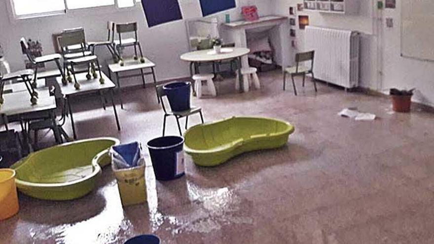 En el aula se tuvieron que colocar cubos por la inundaciÃ³n.