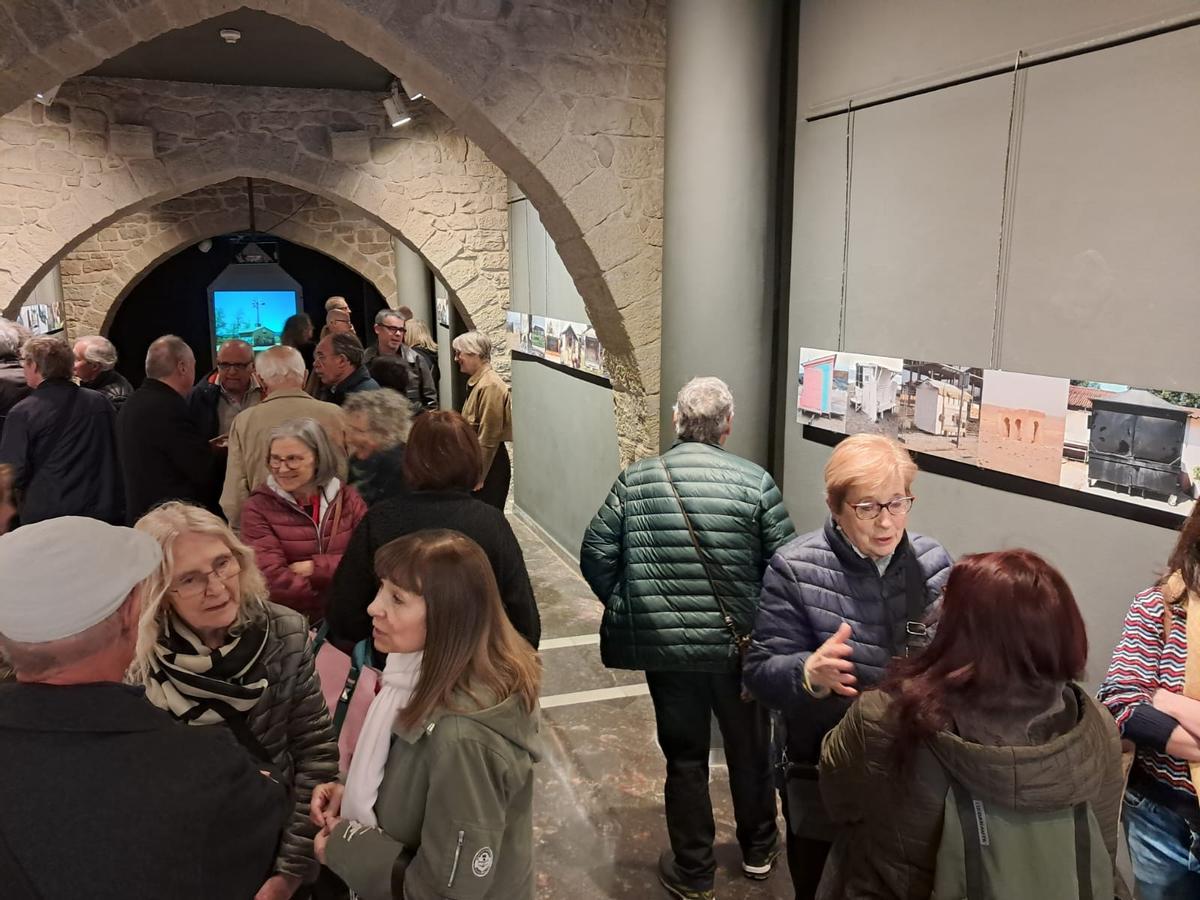 Manresa inaugura l'exposició "Aixopluc" a la Plana