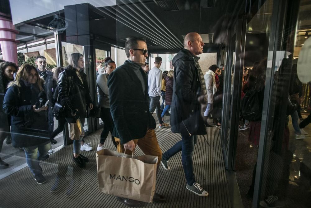 Las rebajas arrancan en Asturias con aglomeraciones y jugosos descuentos