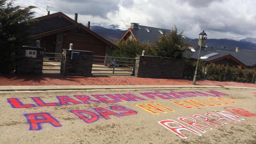 La pintada d&#039;Arran davant la suposada casa de Llanera a Das.