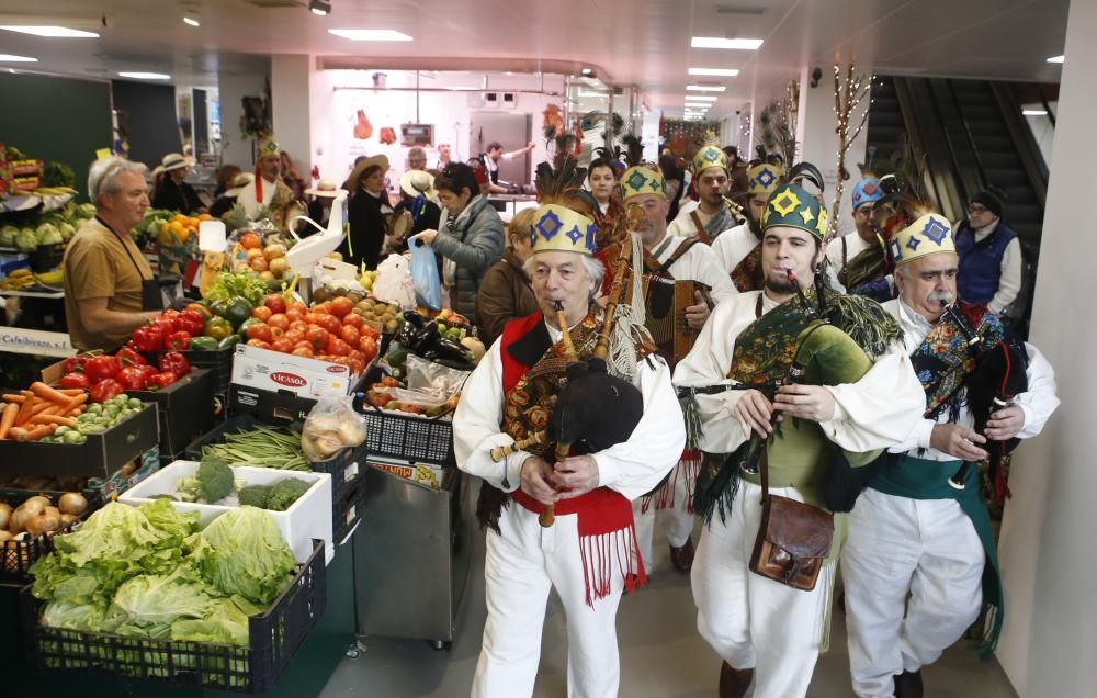 Más de 50 bailarines cerraron su calendario de actuaciones con bailes tradicionales en la calle Príncipe