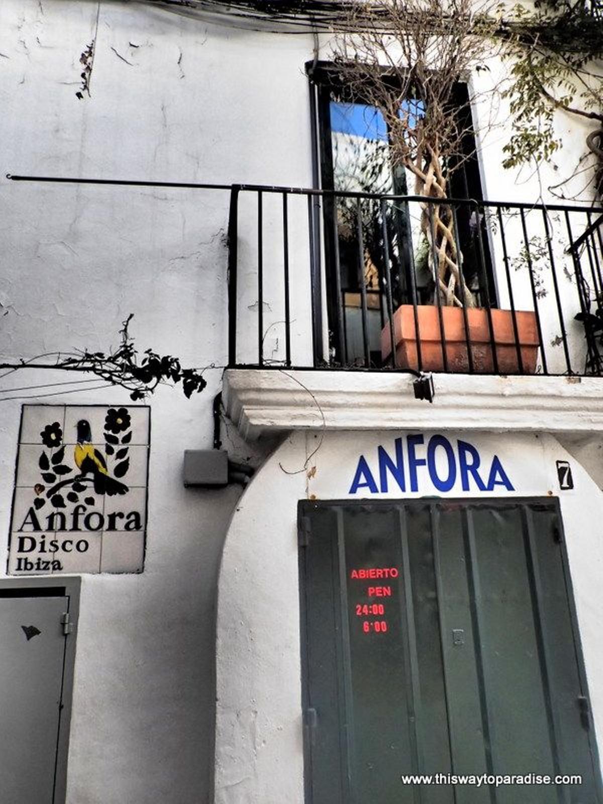 Fachada de la discoteca Ánfora, en Dalt Vila.