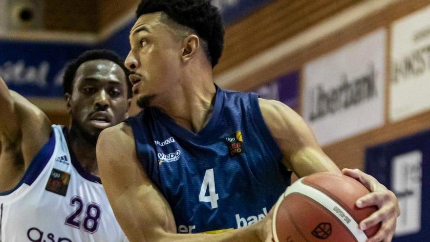 Elijah Brown en un partido con el Oviedo la pasada temporada.