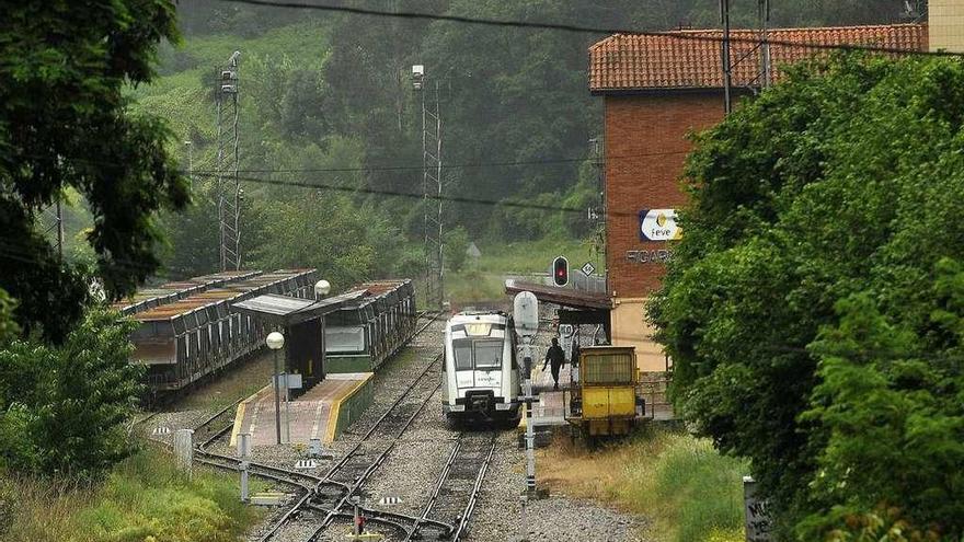 Un tren de Renfe, en la estación de Figaredo.
