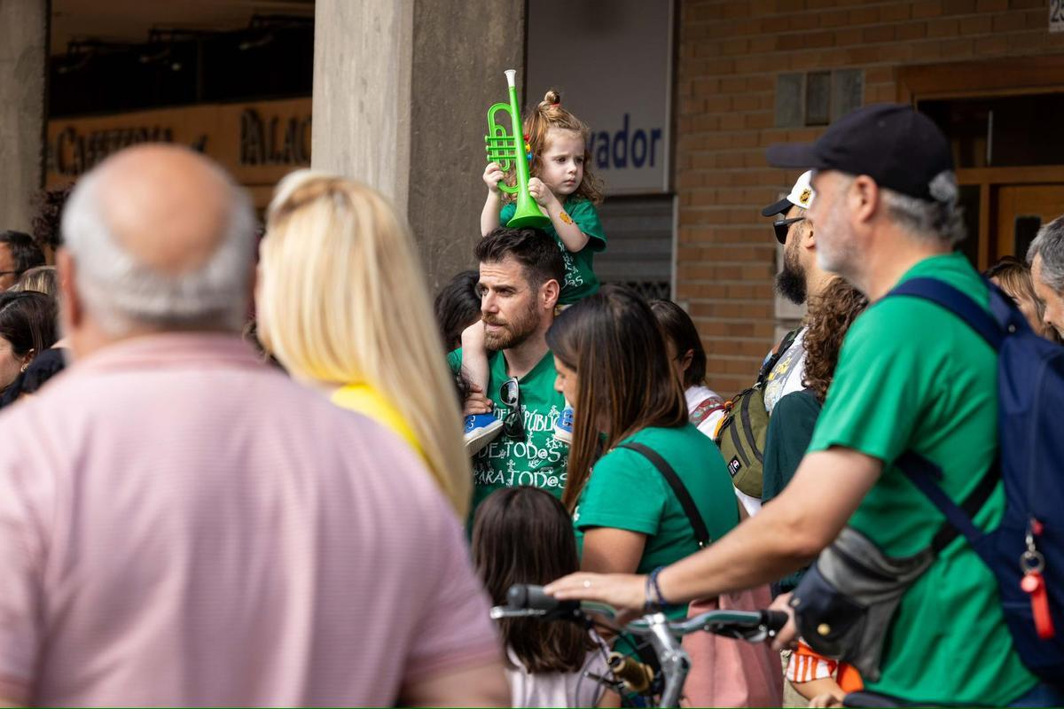 Una niña y su padre, durante la protesta de este jueves contra la concertación del Bachillerato en Aragón.