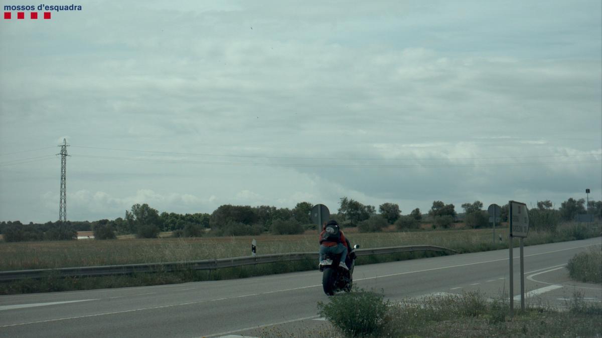 El motorista circulant per sobre de la velocitat permesa.