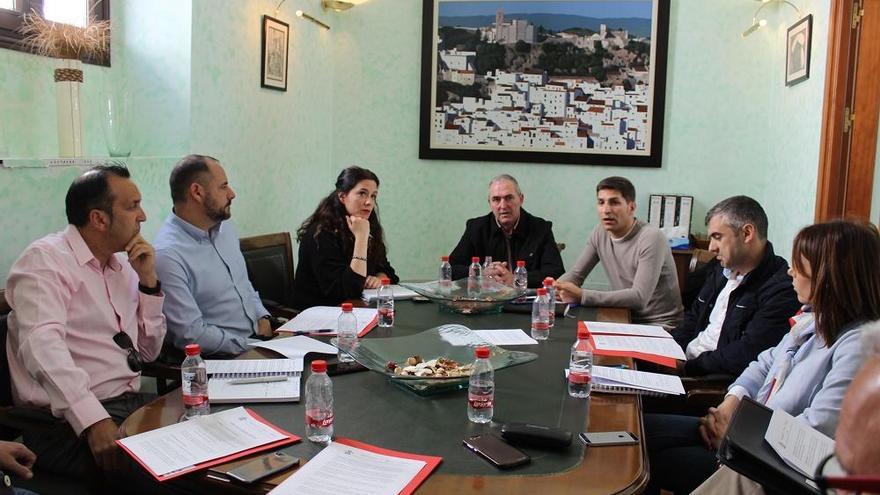 El alcalde, José Carrasco, en el centro, con parte de los miembros de la mesa de diálogo social.