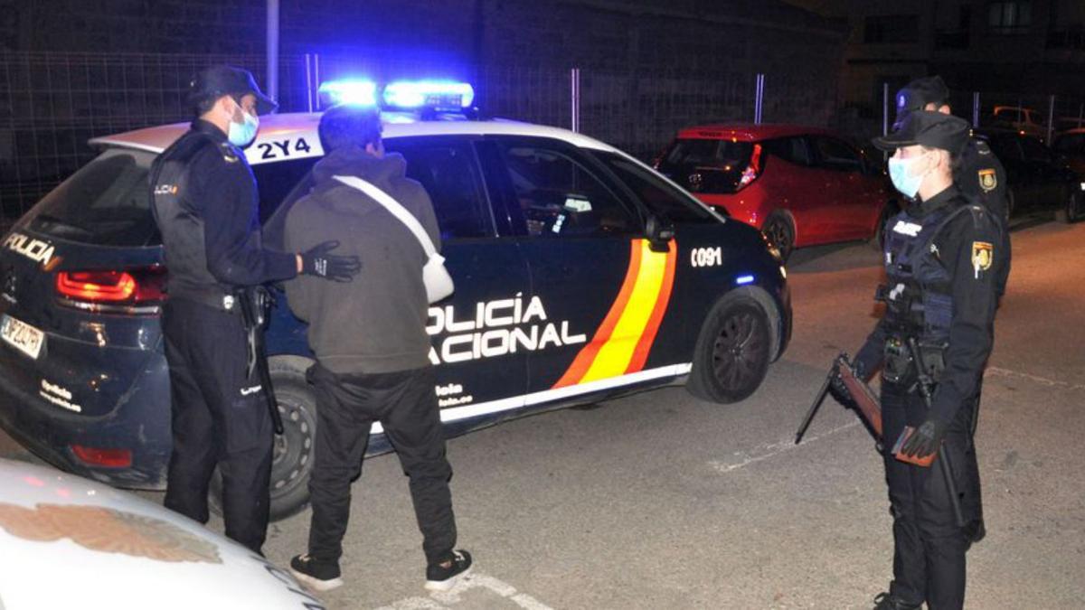 Policías, con el detenido y la escopeta intervenida. | CNP