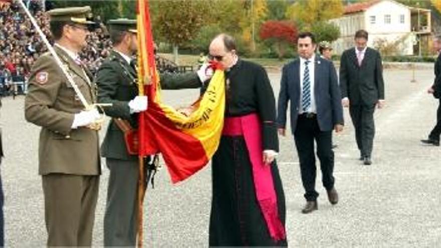 Un capellà, jurant bandera, ahir a l&#039;acadèmia militar de Talarn.