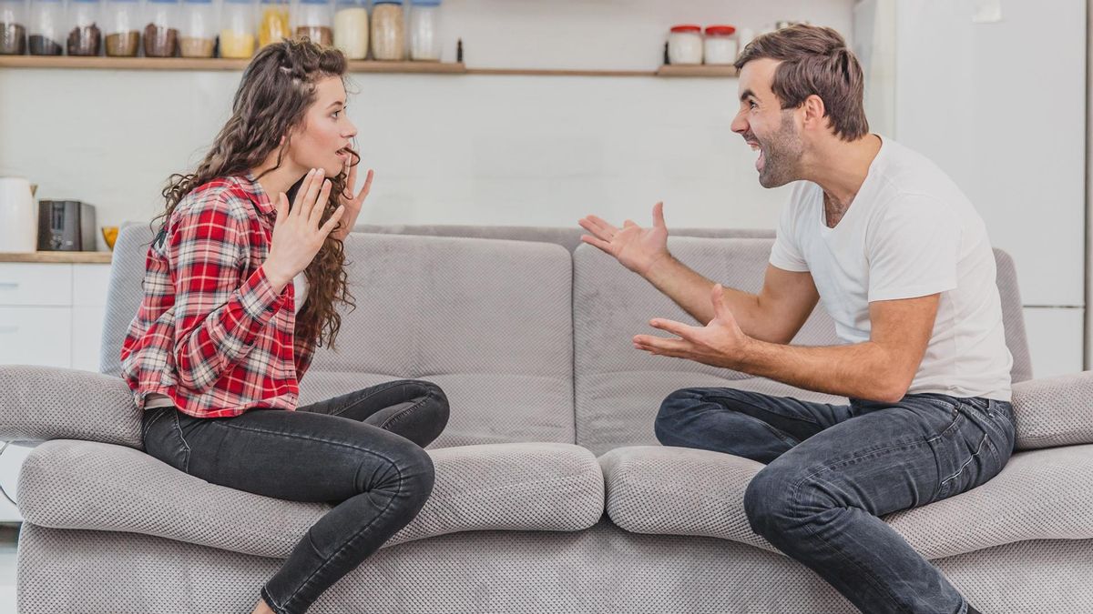 Pareja discutiendo