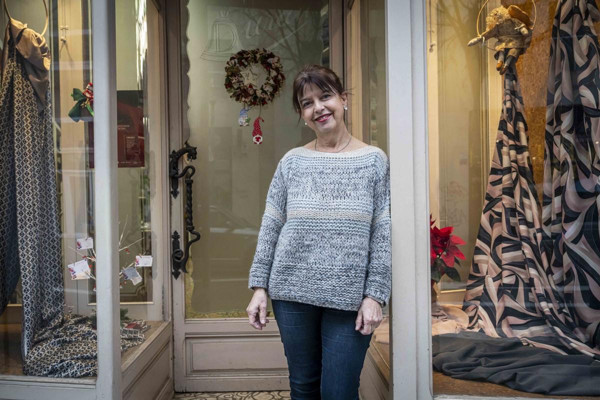 Sabadell 23/12/2025. Barcelona. Entrevista a la propietària de Teixits Durant, una botiga centenària de Sabadell de comerç local que ha sobreviscut a base de tres generacions liderades per a dones. AUTOR: MANU MITRU