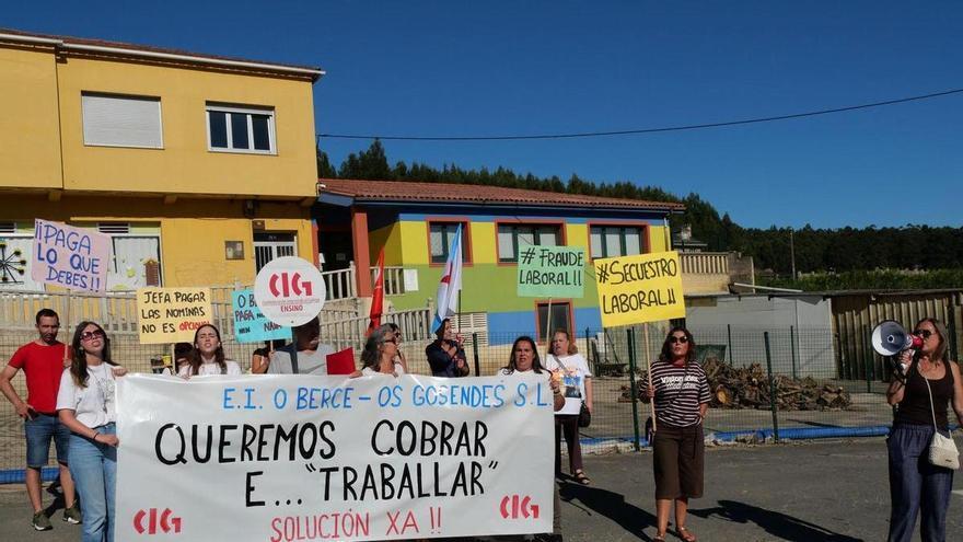 Las trabajadoras de la antigua escuela O Berce, en Arteixo, se concentran para denunciar un "secuestro laboral"