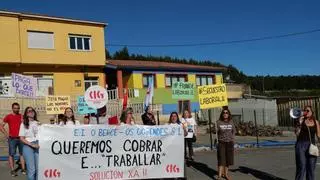 Las trabajadoras de la antigua escuela O Berce, en Arteixo, se concentran para denunciar un "secuestro laboral"
