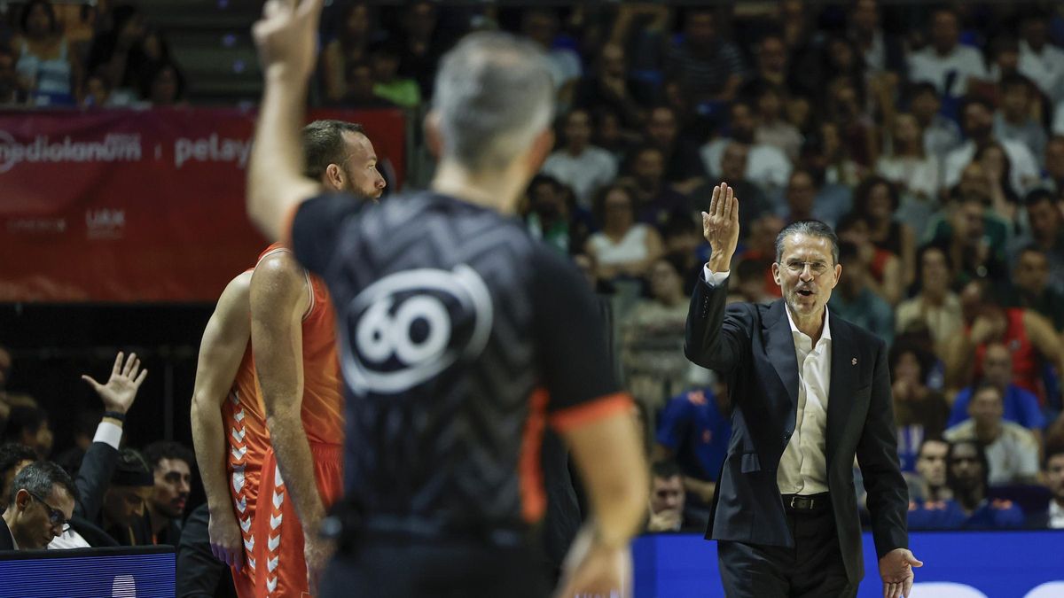 MÃLAGA, 28/09/2025.- Pedro MartÃ­nez, entrenador del Valencia Basket, durante el partido de la final de la Supercopa Endesa, entre el Real Madrid y el Valencia Basket, en MÃ¡laga (AndalucÃ­a). EFE/Jorge Zapata