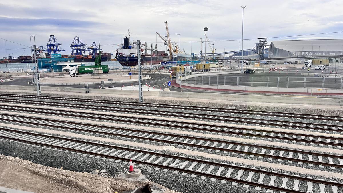 Obras en los accesos ferroviarios entre los muelles de Poniente y Levante del puerto de València.