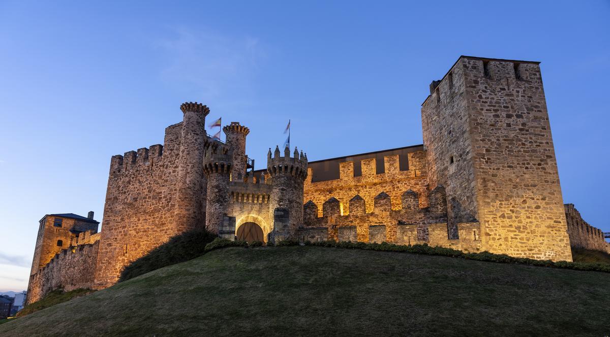 Vista de la parte delantera del Castillo de los Templarios de Ponferrada
