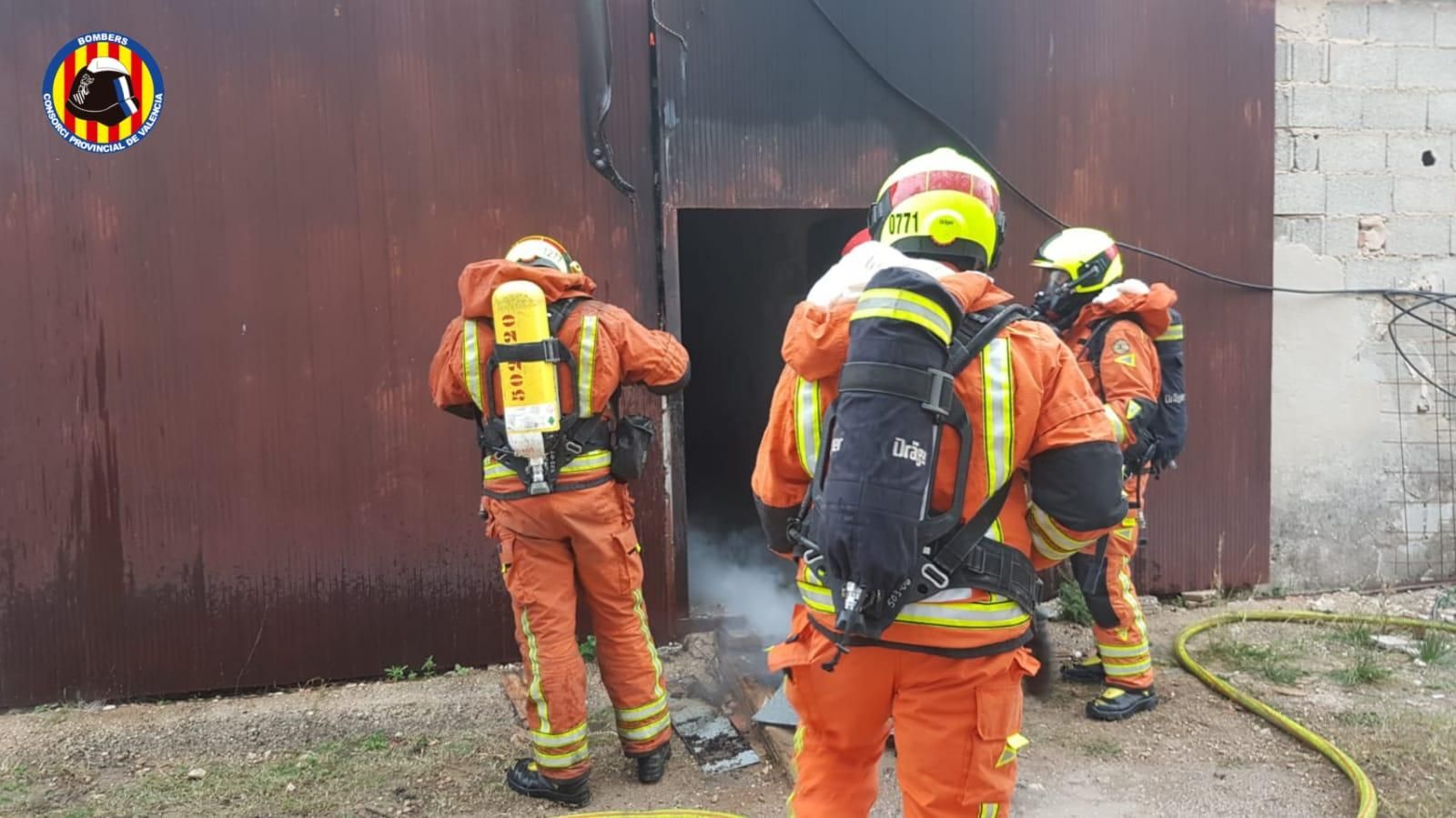 Un muerto en un incendio en una nave de Aielo de Malferit