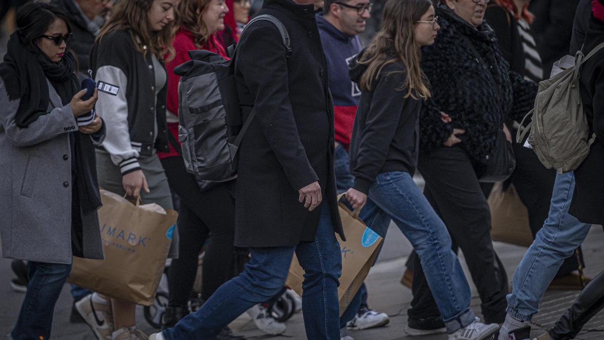 Barceloneses yendo de compras.