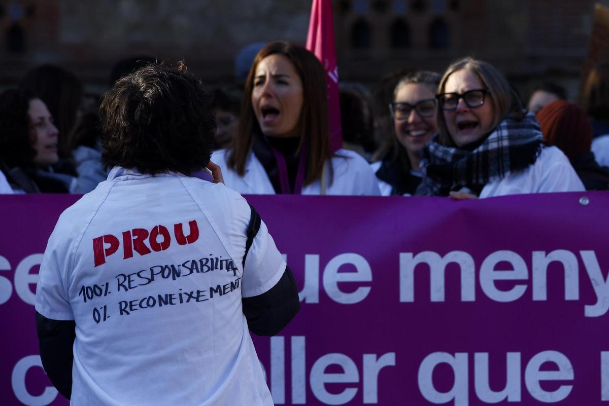 Continúa la concentración de Infermeres de Catalunya para reclamar mejoras laborales