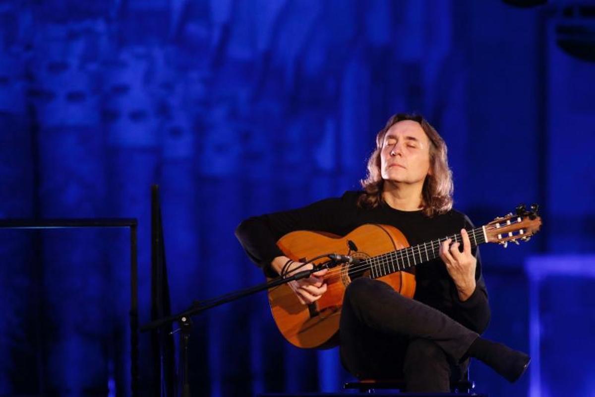 Vicente Amigo arranca "con el corazón" el concierto del 25º aniversario