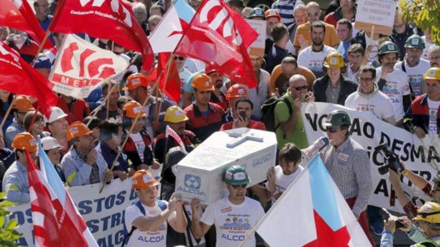 Trabajadores de las cinco fábricas españolas de Alcoa se manifiestan ayer en San Caetano. / xoán álvarez